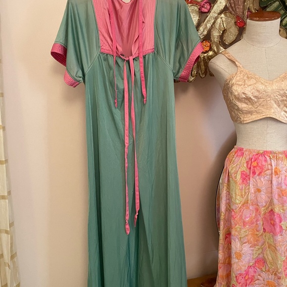 Elegant Green and Pink Vanity Fair Women's Nightgown Size S/M - Picture 5 of 5